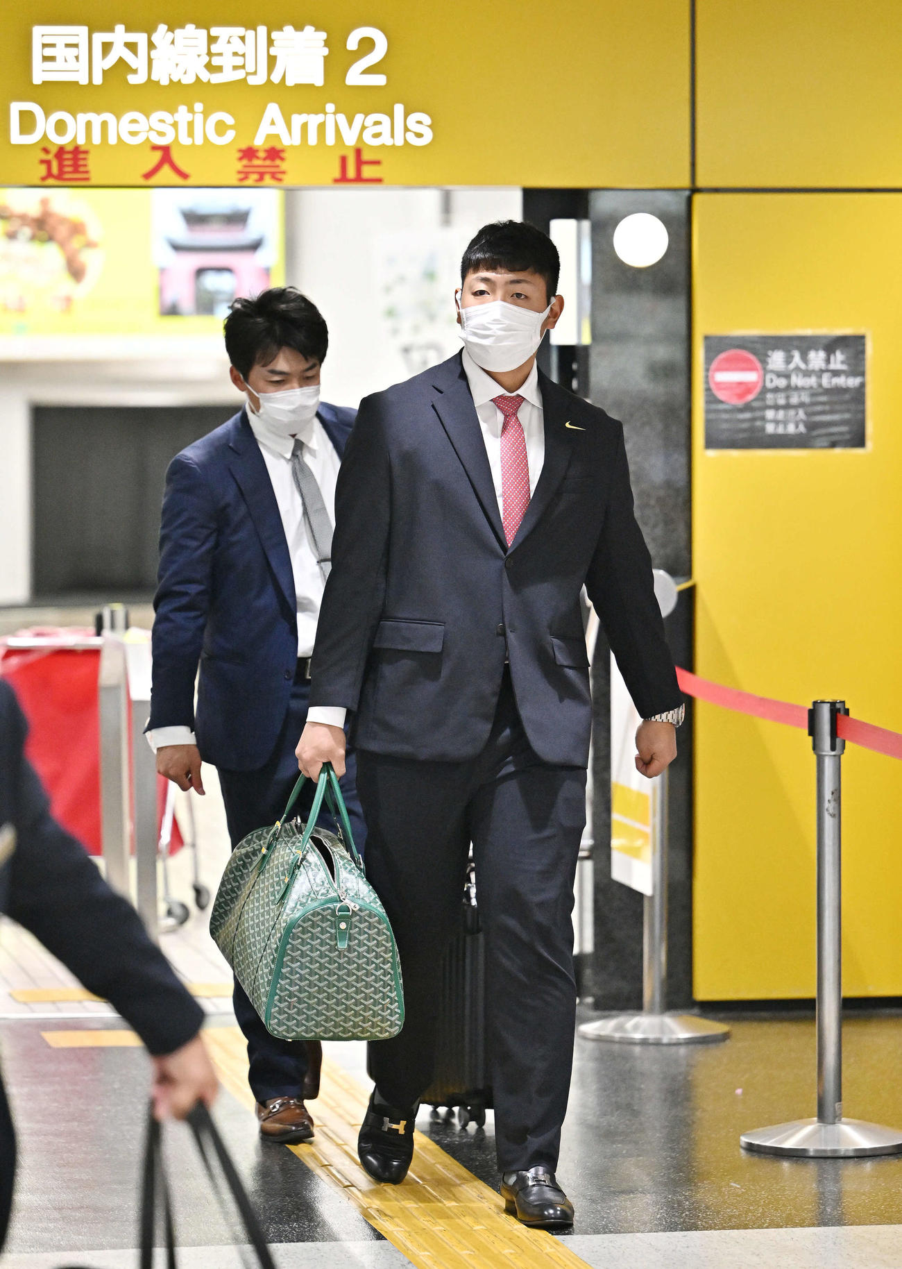 長崎空港に到着した巨人岡本和（撮影・滝沢徹郎）