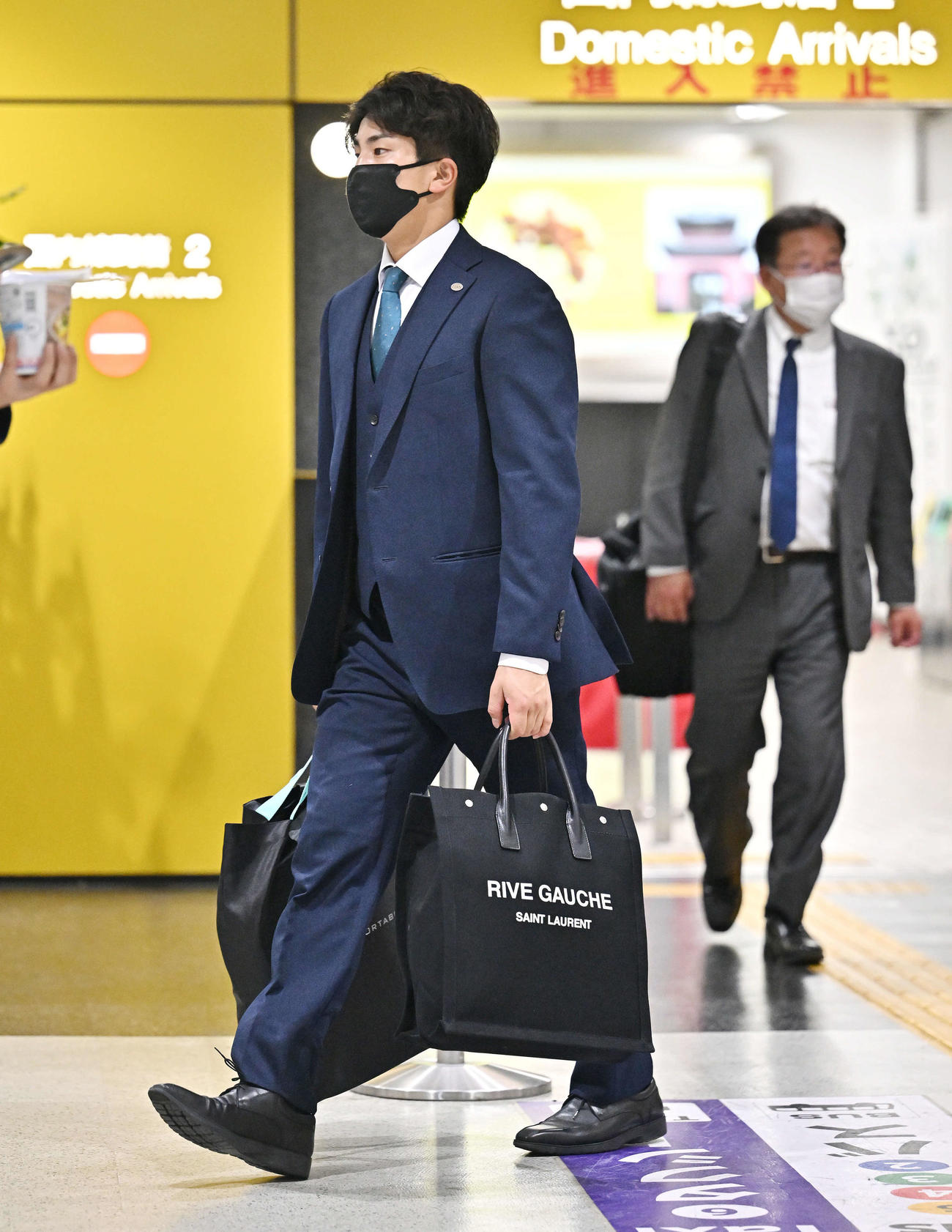 長崎空港に到着した巨人門脇（撮影・滝沢徹郎）