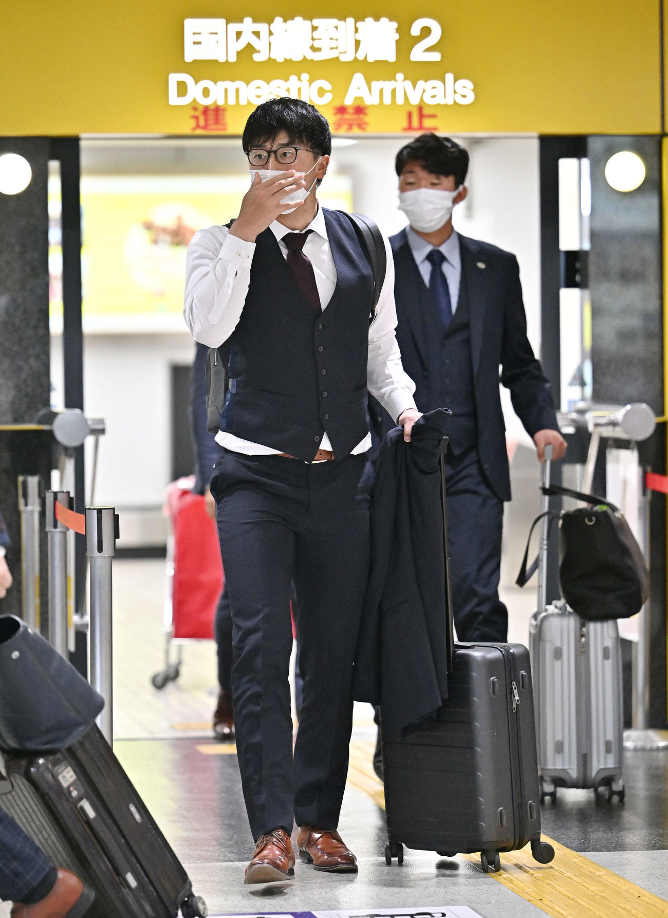 長崎空港に到着した巨人直江（手前）（撮影・滝沢徹郎）