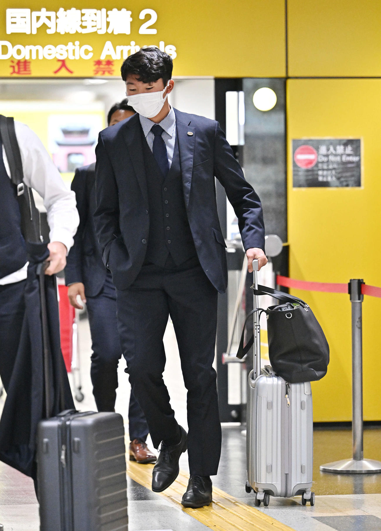 長崎空港に到着した巨人田中千（撮影・滝沢徹郎）