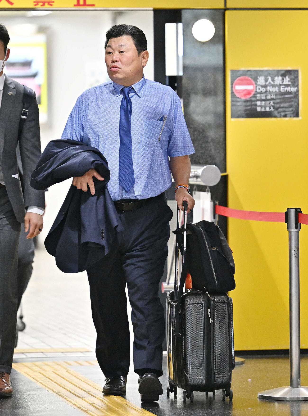 長崎空港に到着した巨人大久保打撃チーフコーチ（撮影・滝沢徹郎）