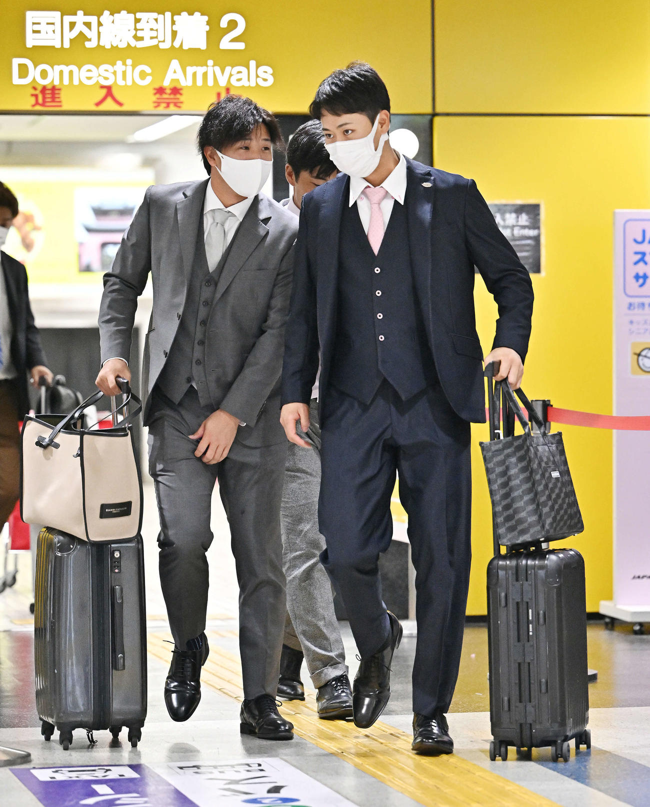 長崎空港に到着した巨人鍬原（左）と中山（撮影・滝沢徹郎）