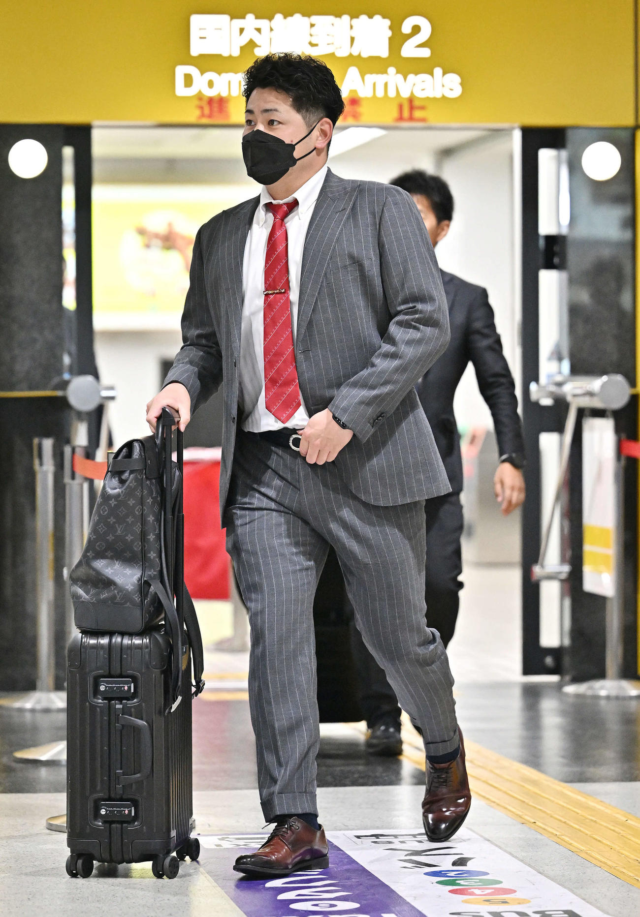 長崎空港に到着した巨人田中豊（撮影・滝沢徹郎）