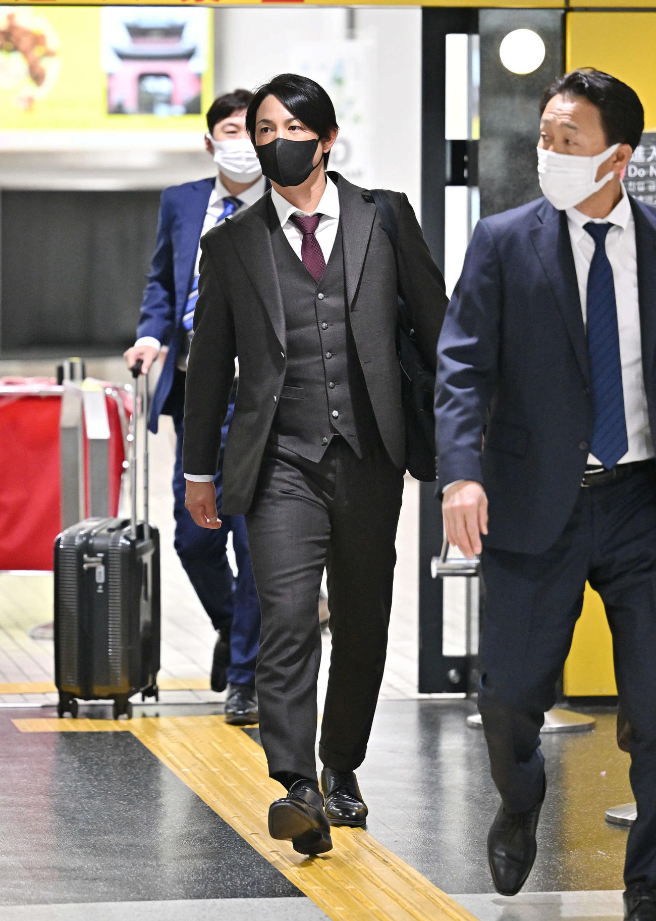 長崎空港に到着した巨人小林（中央）（撮影・滝沢徹郎）