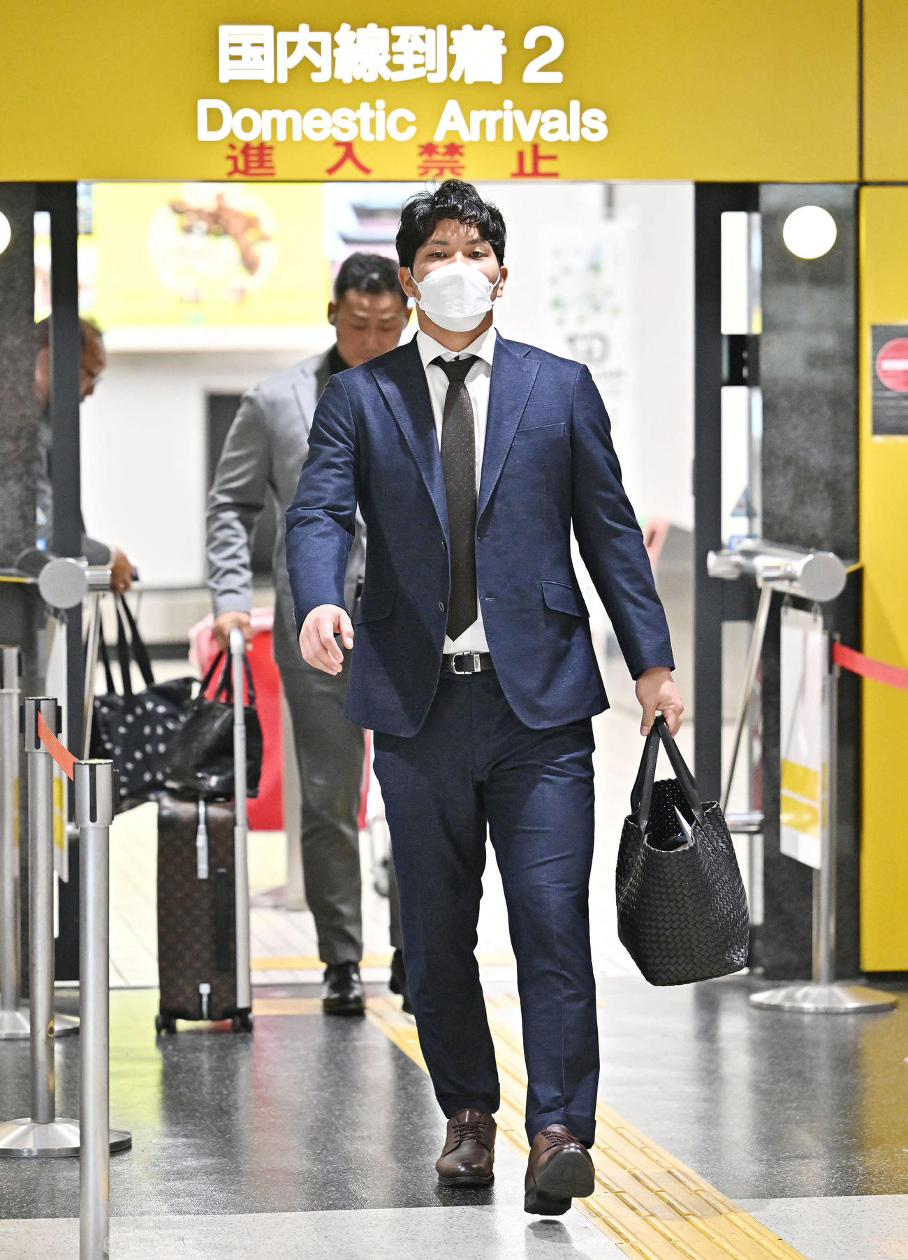 長崎空港に到着した巨人大城卓（撮影・滝沢徹郎）