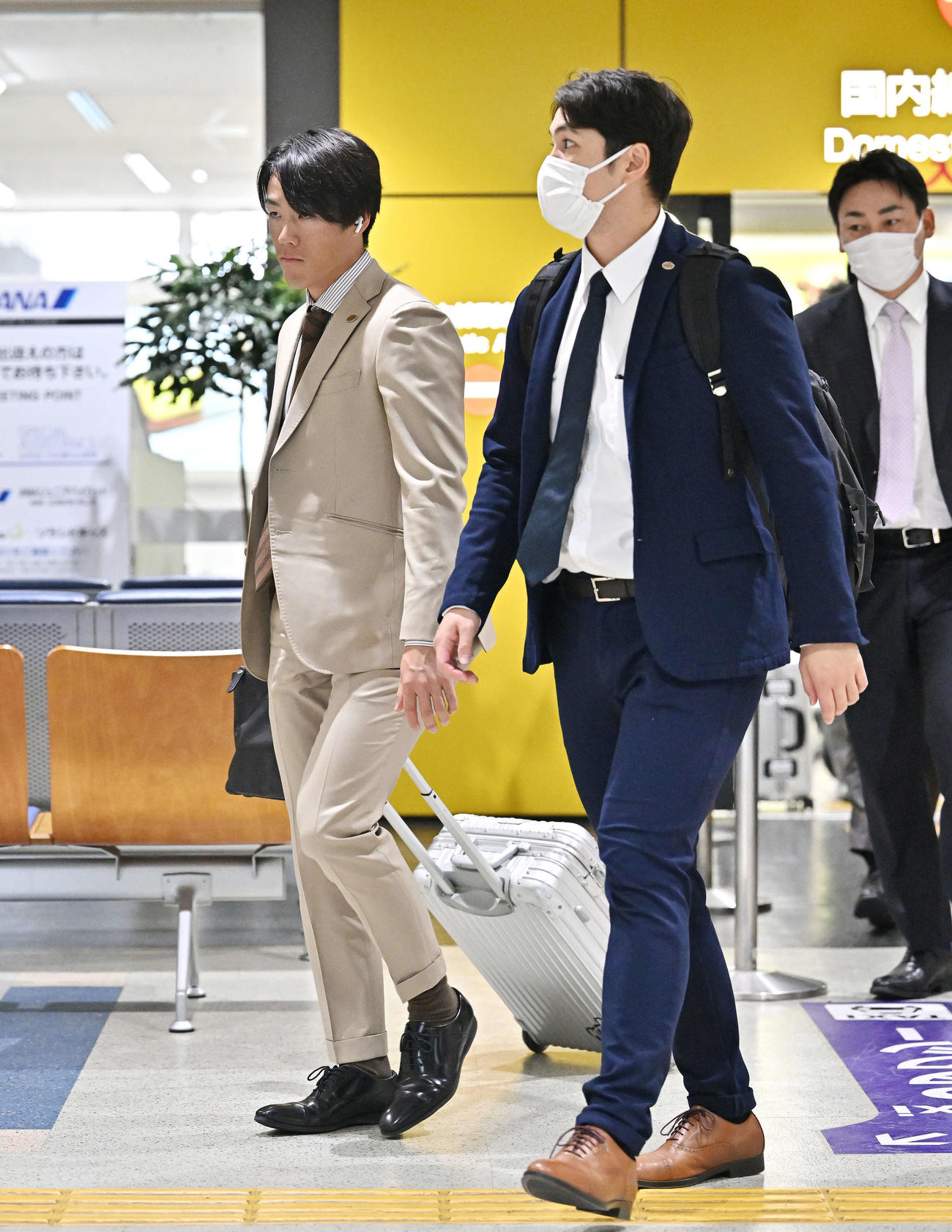 長崎空港に到着した巨人重信（左）と鍵谷（撮影・滝沢徹郎）