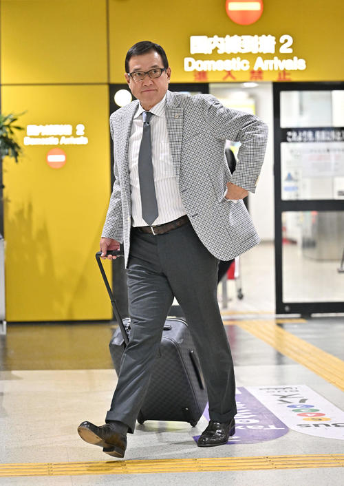 長崎空港に到着した巨人原監督（撮影・滝沢徹郎）