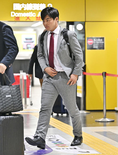 長崎空港に到着した巨人山瀬（撮影・滝沢徹郎）