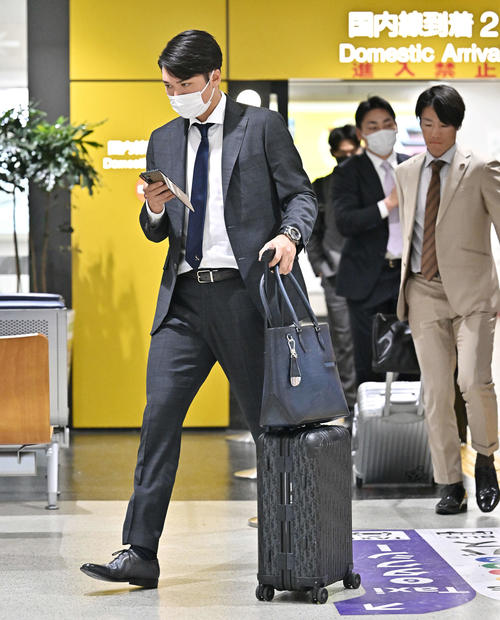 長崎空港に到着した巨人坂本（撮影・滝沢徹郎）