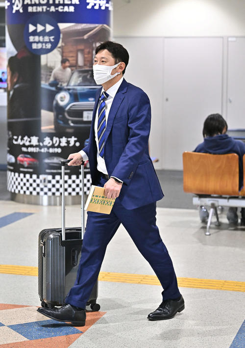 長崎空港に到着した巨人村田ブルペンコーチ（撮影・滝沢徹郎）