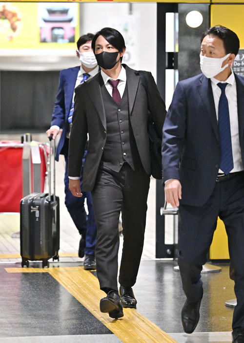 長崎空港に到着した巨人小林（中央）（撮影・滝沢徹郎）