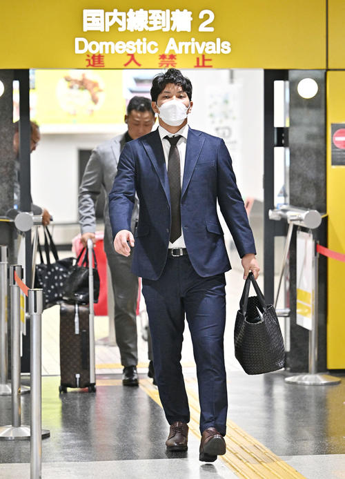 長崎空港に到着した巨人大城卓（撮影・滝沢徹郎）