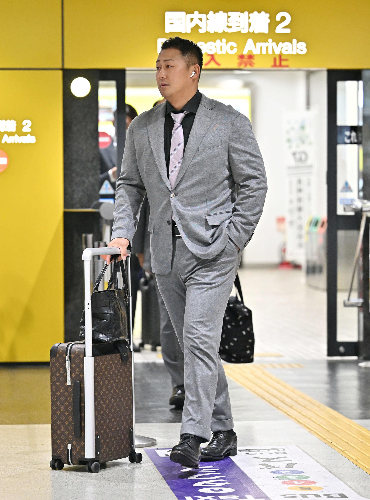 長崎空港に到着した巨人中田翔（撮影・滝沢徹郎）