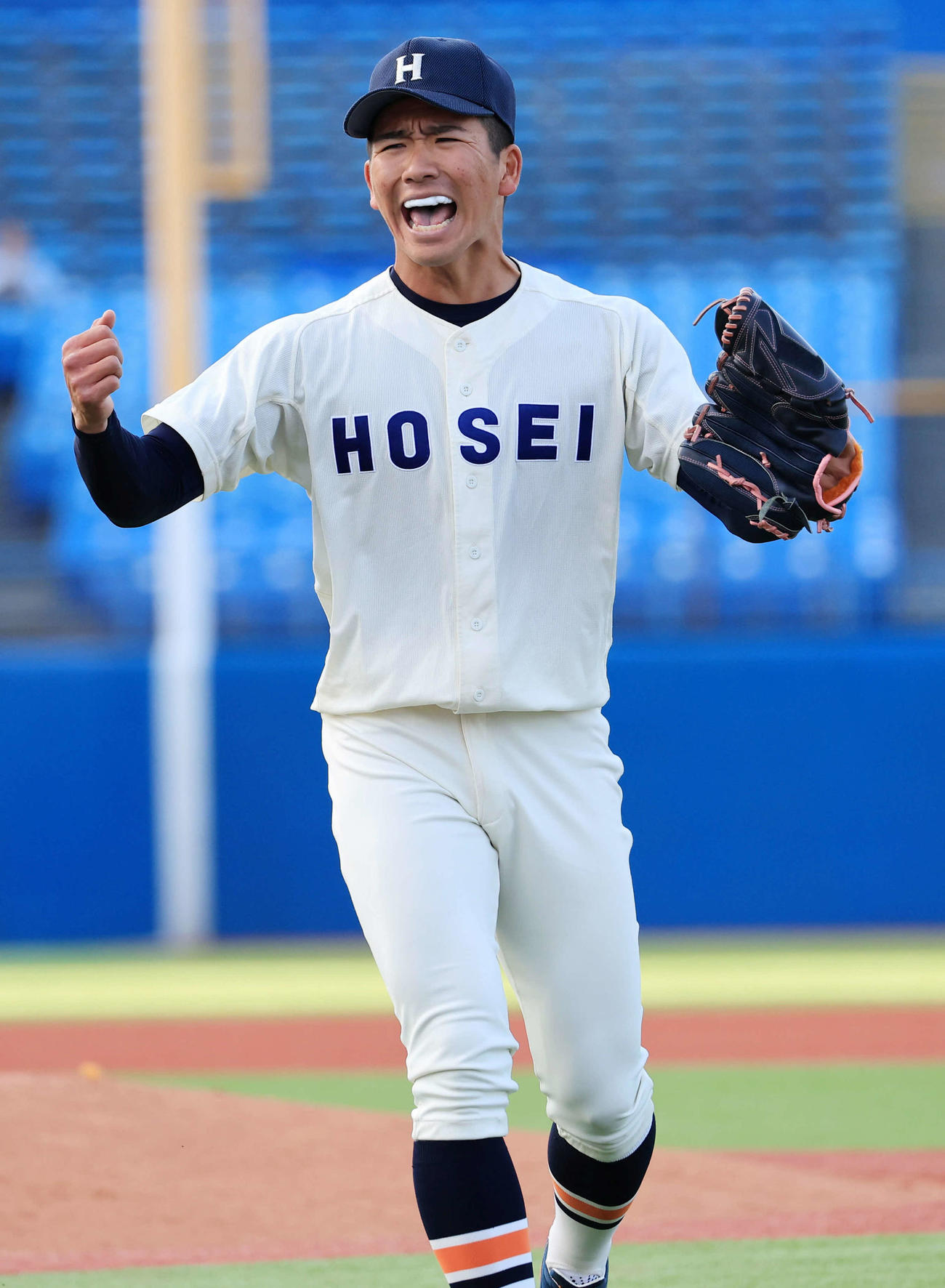 立大対法大　9回表立大の攻撃を抑えた完投勝利を決めた篠木は、雄たけびを上げてガッツポーズ（撮影・浅見桂子）