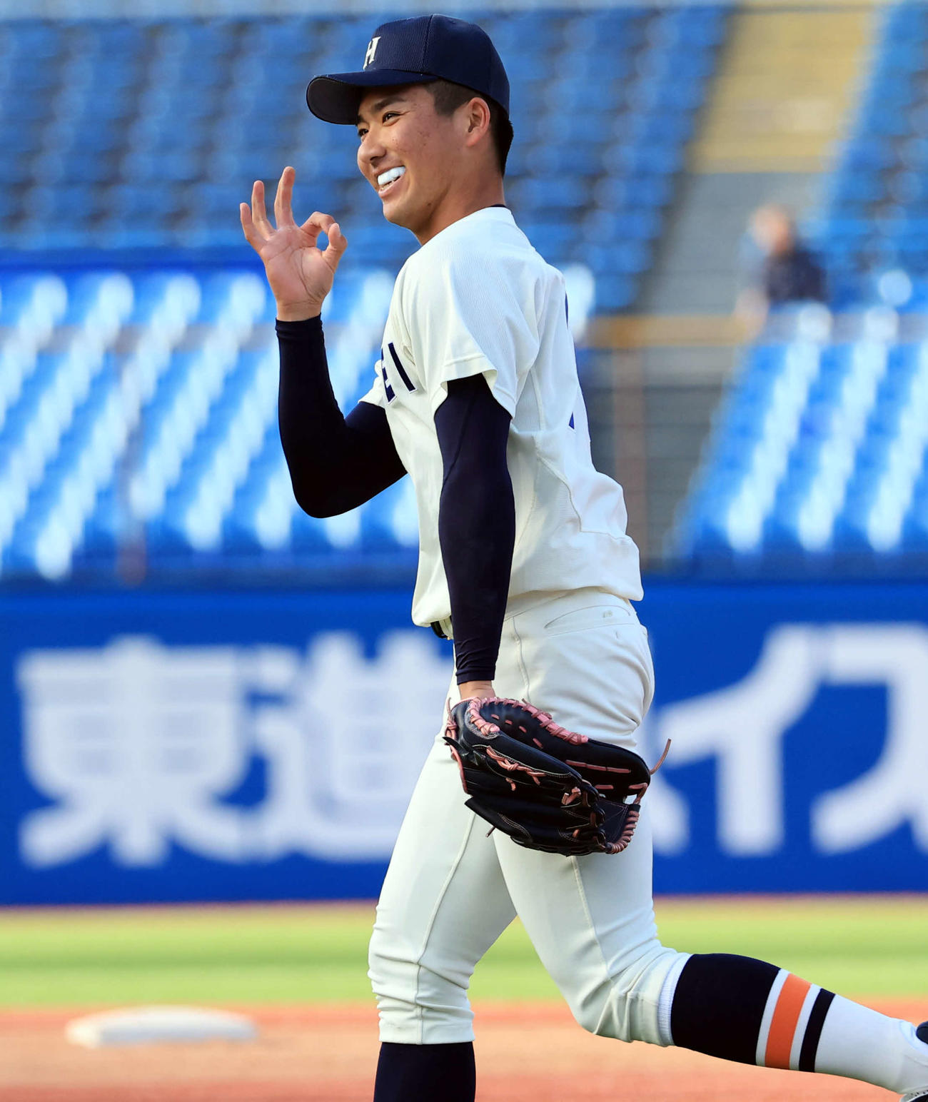 立大対法大　8回表立大1死、野手に笑顔でOKポーズする篠木（撮影・浅見桂子）