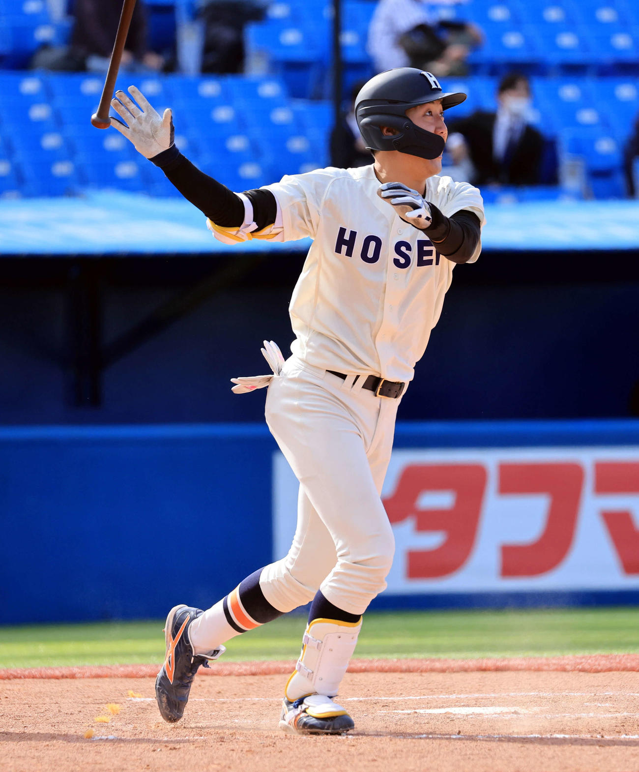立大対法大　4回裏法大1死二塁、内海貴は右越え2点本塁打を放つ（撮影・浅見桂子）