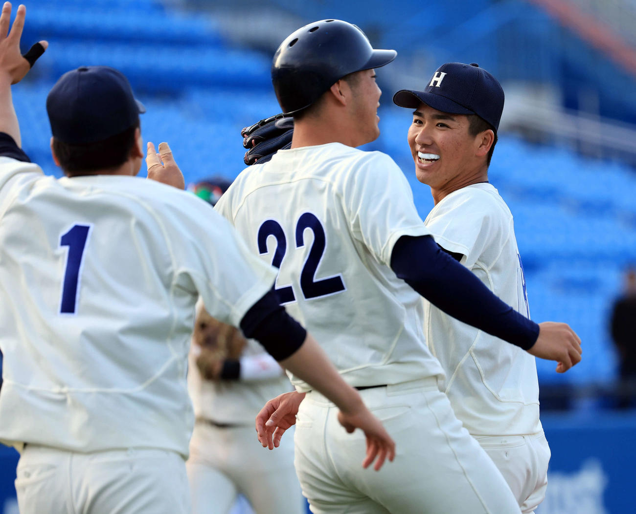 立大対法大　9回表立大の攻撃を抑えた完投勝利を決めた篠木（右）は、笑顔でナインと喜び合う（撮影・浅見桂子）