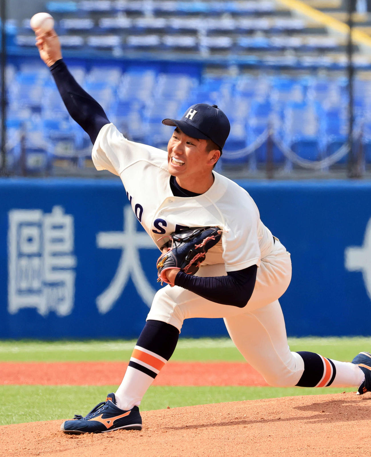 立大対法大　力投する法大先発の篠木（撮影・浅見桂子）