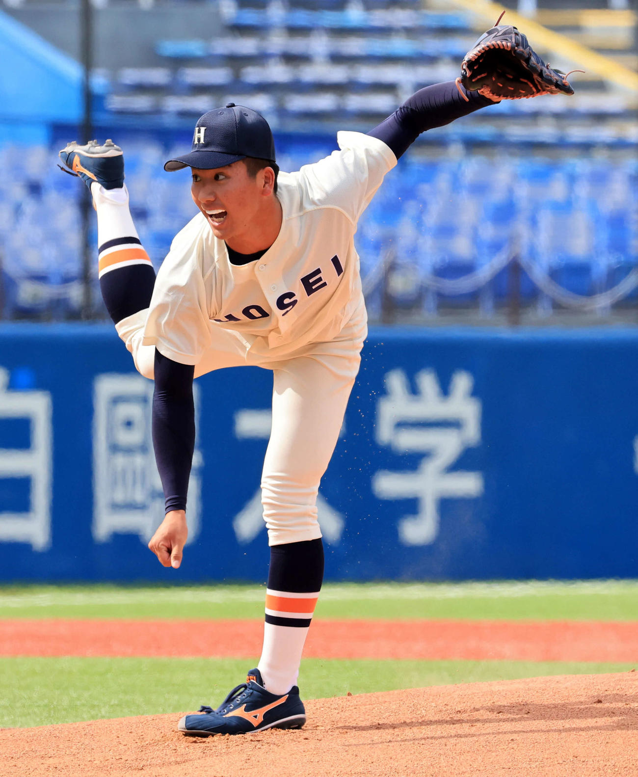 立大対法大　力投する法大先発の篠木（撮影・浅見桂子）