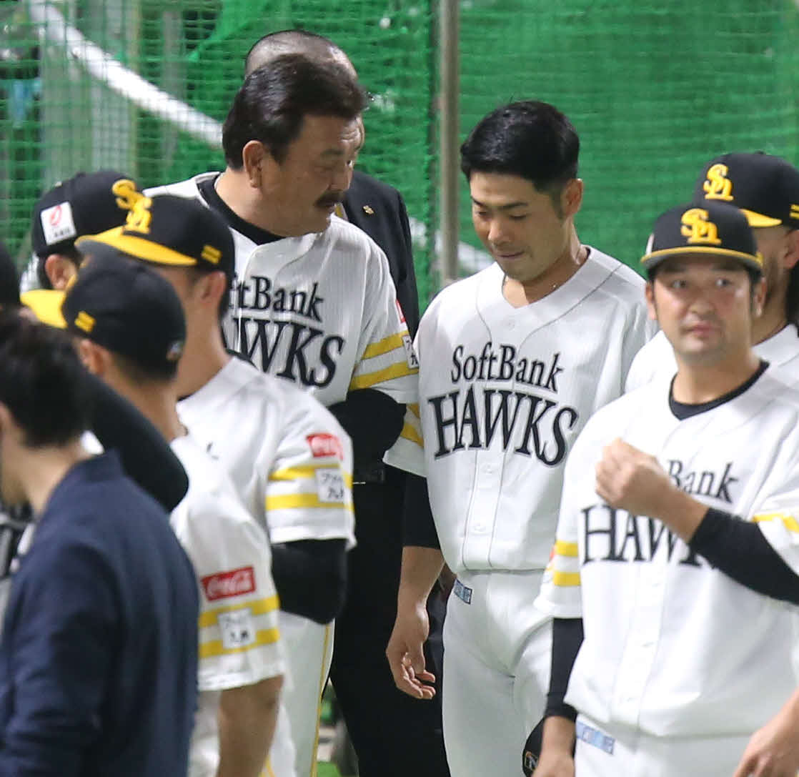 23年3月28日、チームに合流した近藤（右）と話す藤本監督