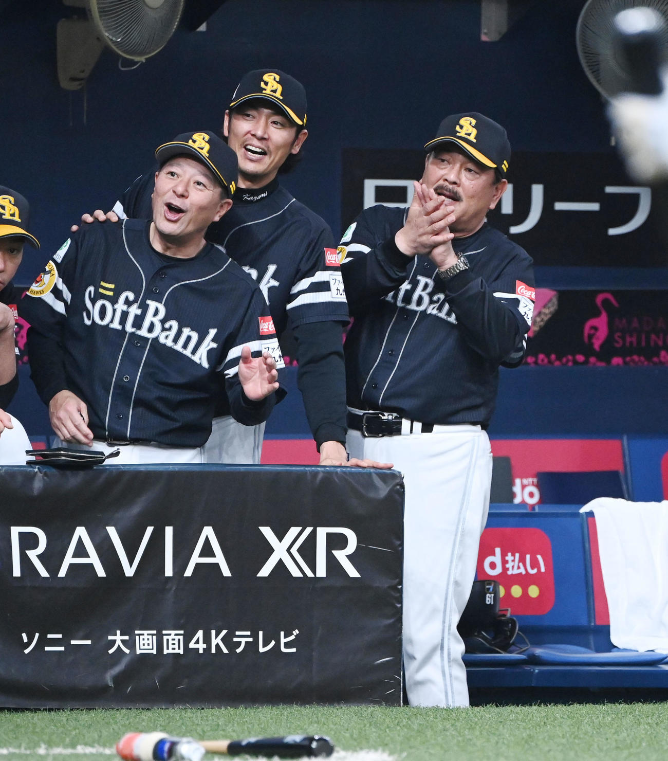 23年4月5日、オリックス戦の2回、近藤の適時打に手をたたく藤本監督（右）