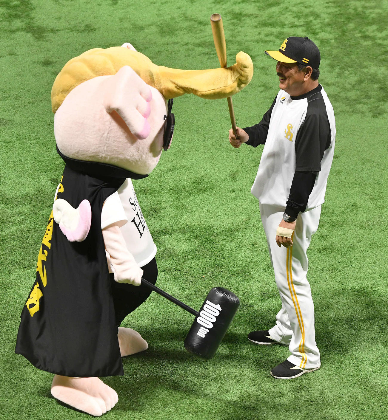 23年3月30日、ソフトバンクの新キャラクター「バリカタ」と戯れる藤本監督