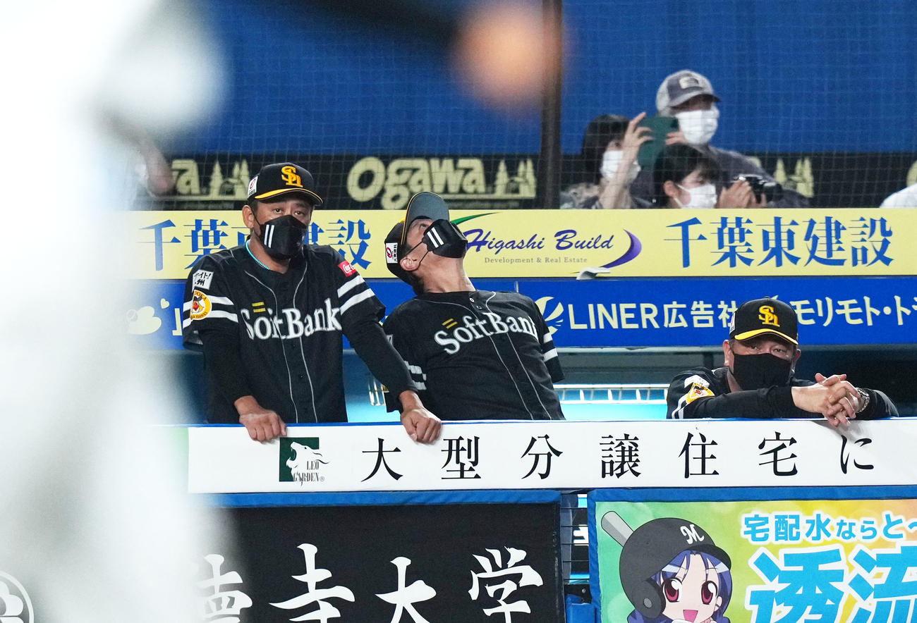 22年10月2日、ロッテに敗れて優勝を逃して肩を落とすソフトバンク藤本監督（右）ら