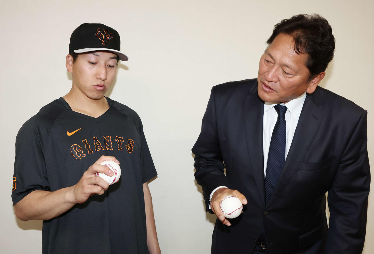ボールの握り方を話す巨人大勢（左）と佐々木主浩氏（撮影・宮地輝）