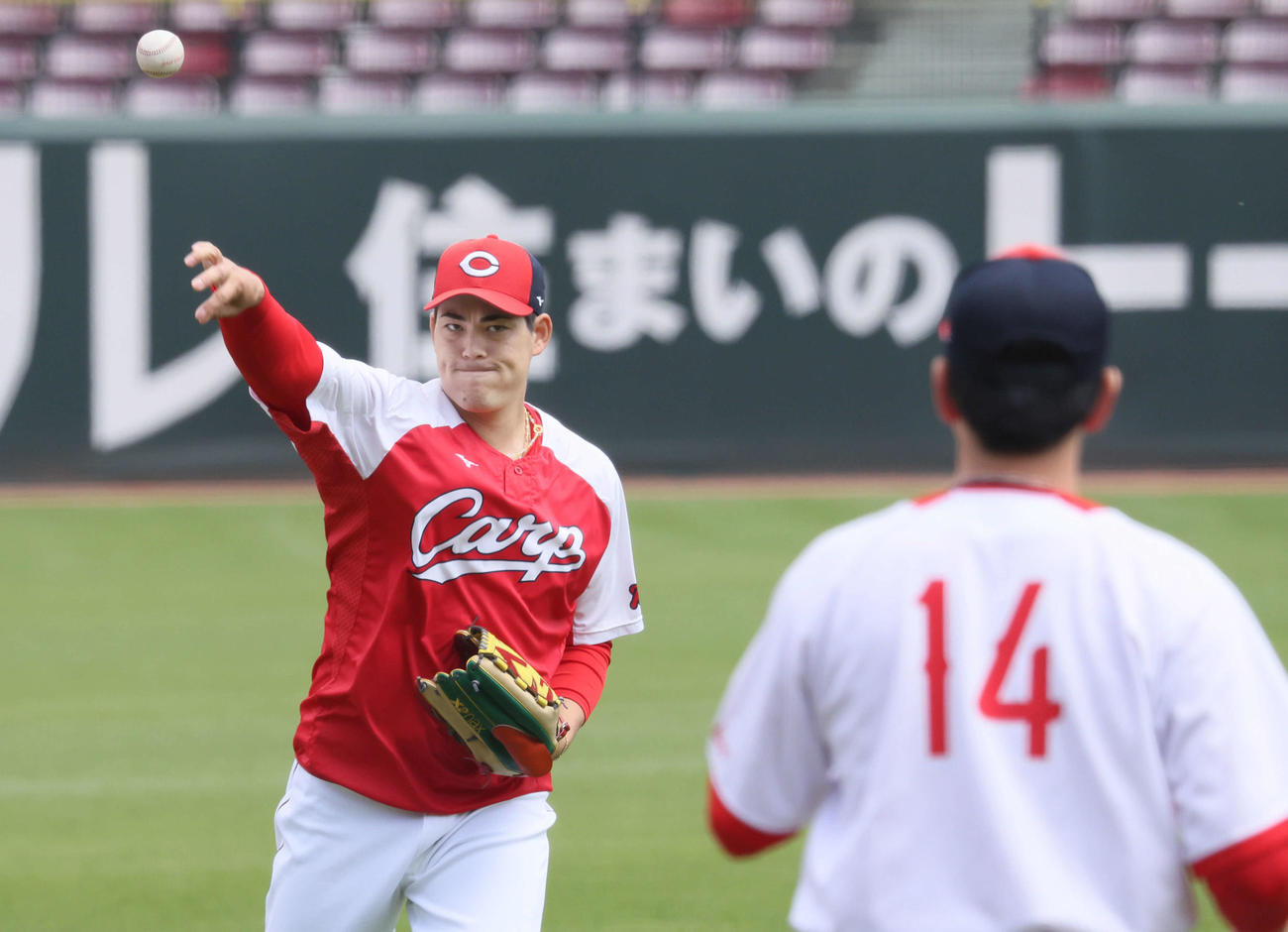 広島投手指名練習　大瀬良とキャッチボールをする九里（左）（撮影・加藤孝規）