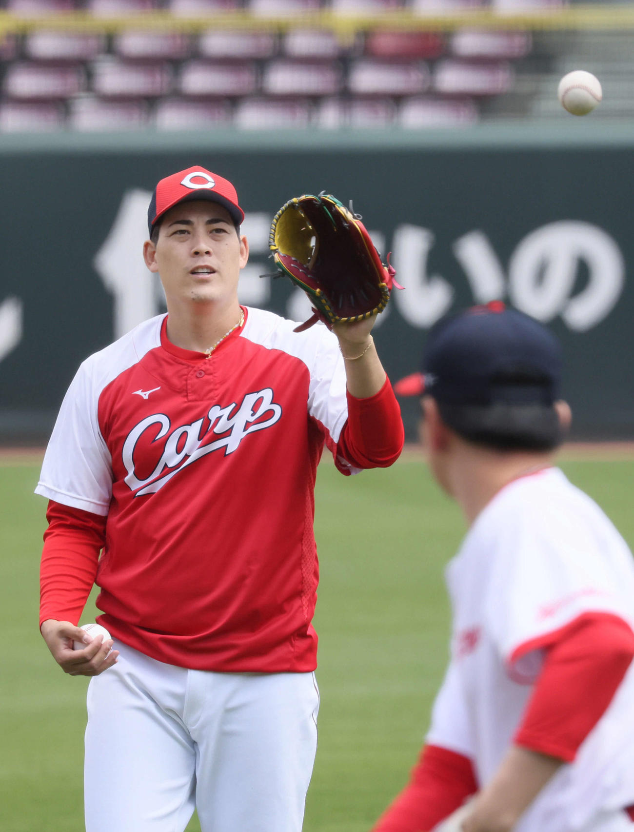 広島投手指名練習　大瀬良とキャッチボールをする九里（左）（撮影・加藤孝規）