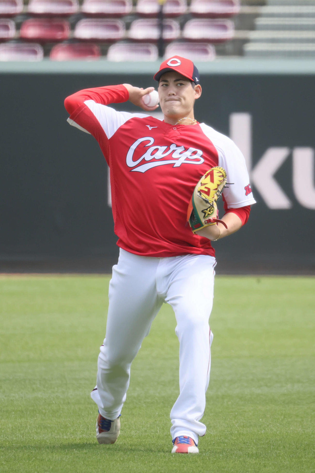 広島投手指名練習　キャッチボールをする九里（撮影・加藤孝規）