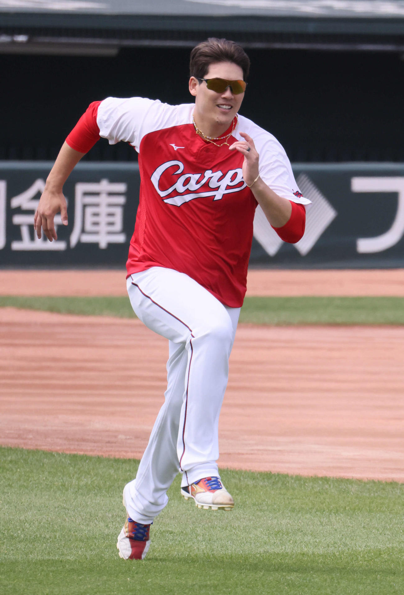 広島投手指名練習　走り込む九里（撮影・加藤孝規）