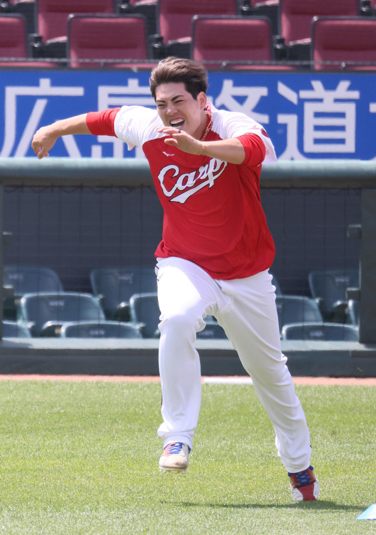 広島投手指名練習　タイムを計りながらダッシュを繰り返す九里（撮影・加藤孝規）
