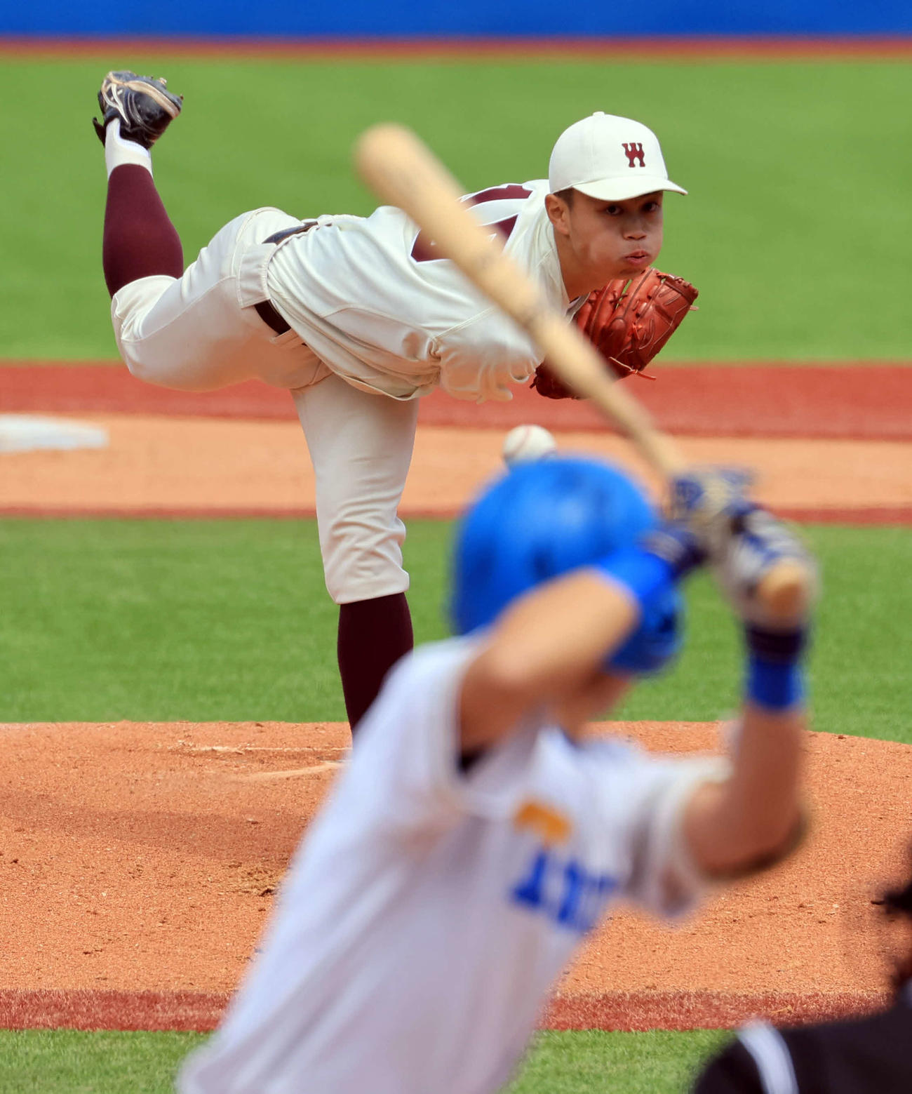 早大対東大　1回裏東大無死一塁、打者藤田に投げ込む鹿田（撮影・浅見桂子）