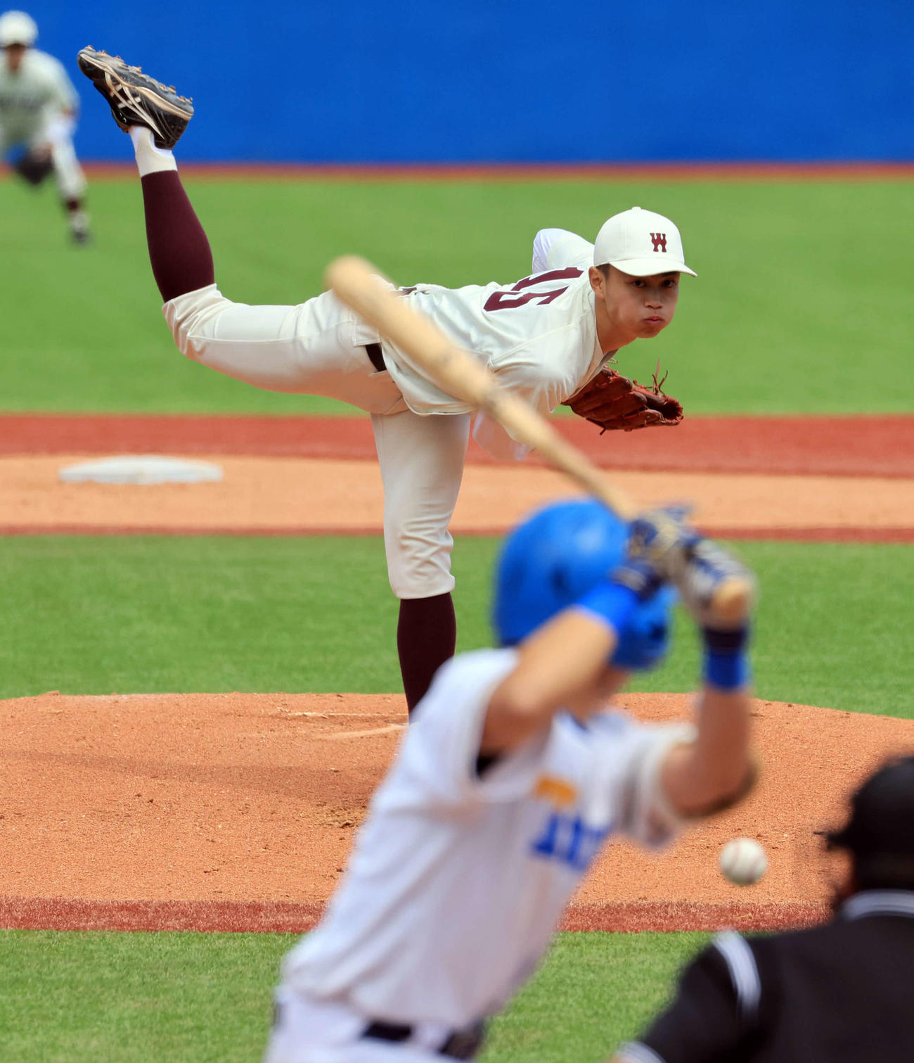 早大対東大　1回裏東大無死一塁、打者藤田に投げ込む鹿田（撮影・浅見桂子）