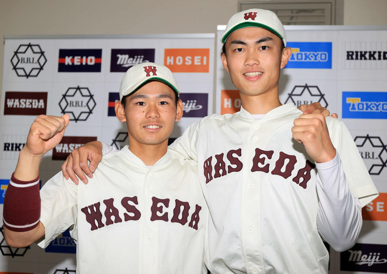 早大対東大　大勝した笑顔でガッツポーズする早大小沢（左）と鹿田（撮影・浅見桂子）