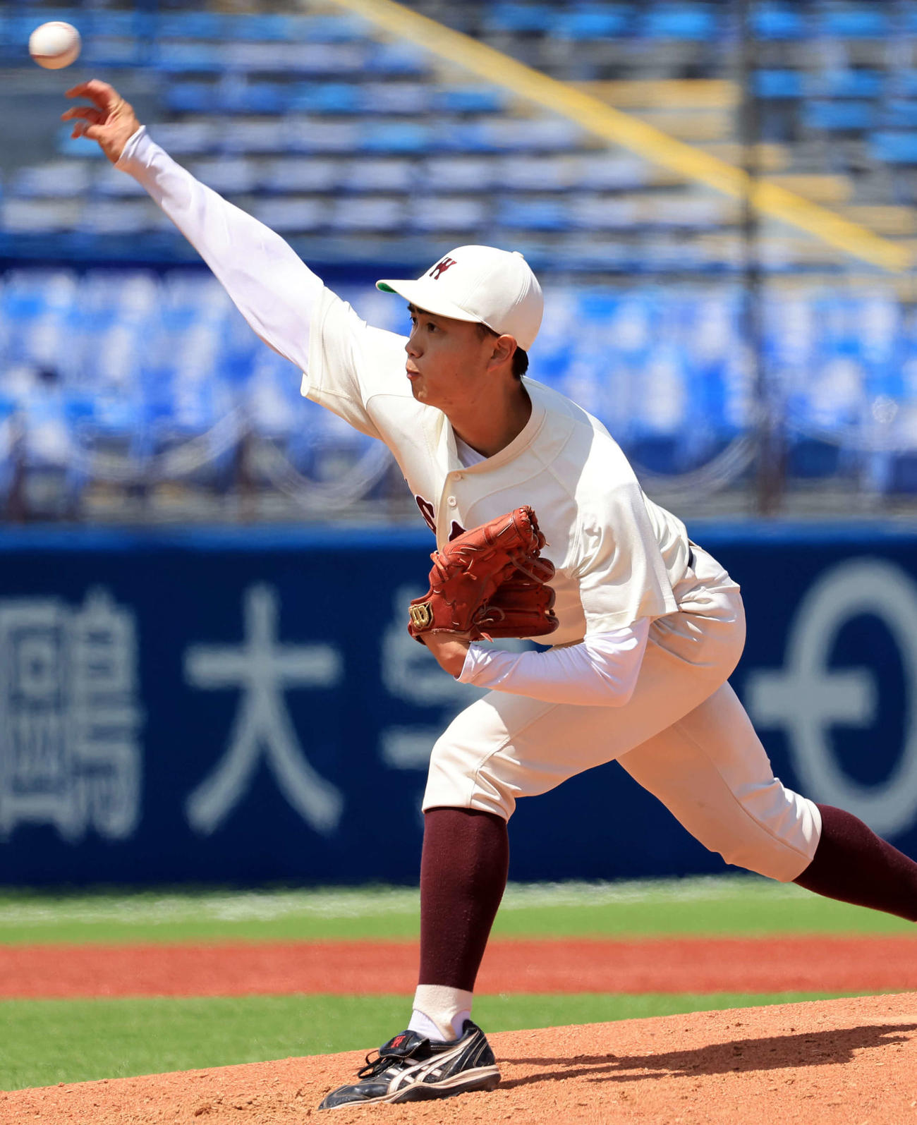 早大対東大　力投する早大先発の鹿田（撮影・浅見桂子）