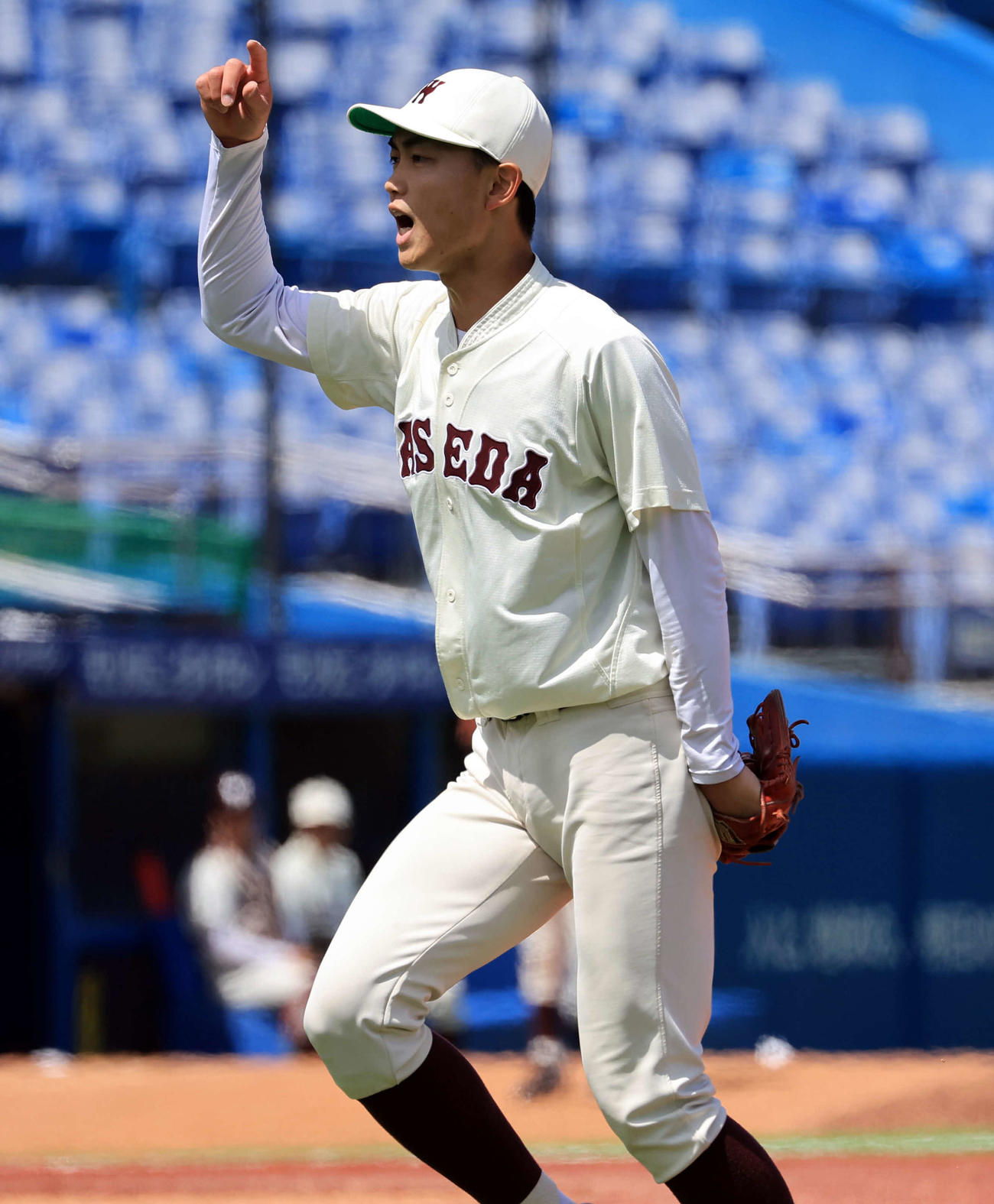 早大対東大　6回裏東大無死一塁、青貝を捕邪飛に仕留めた鹿田は打球を指さす（撮影・浅見桂子）