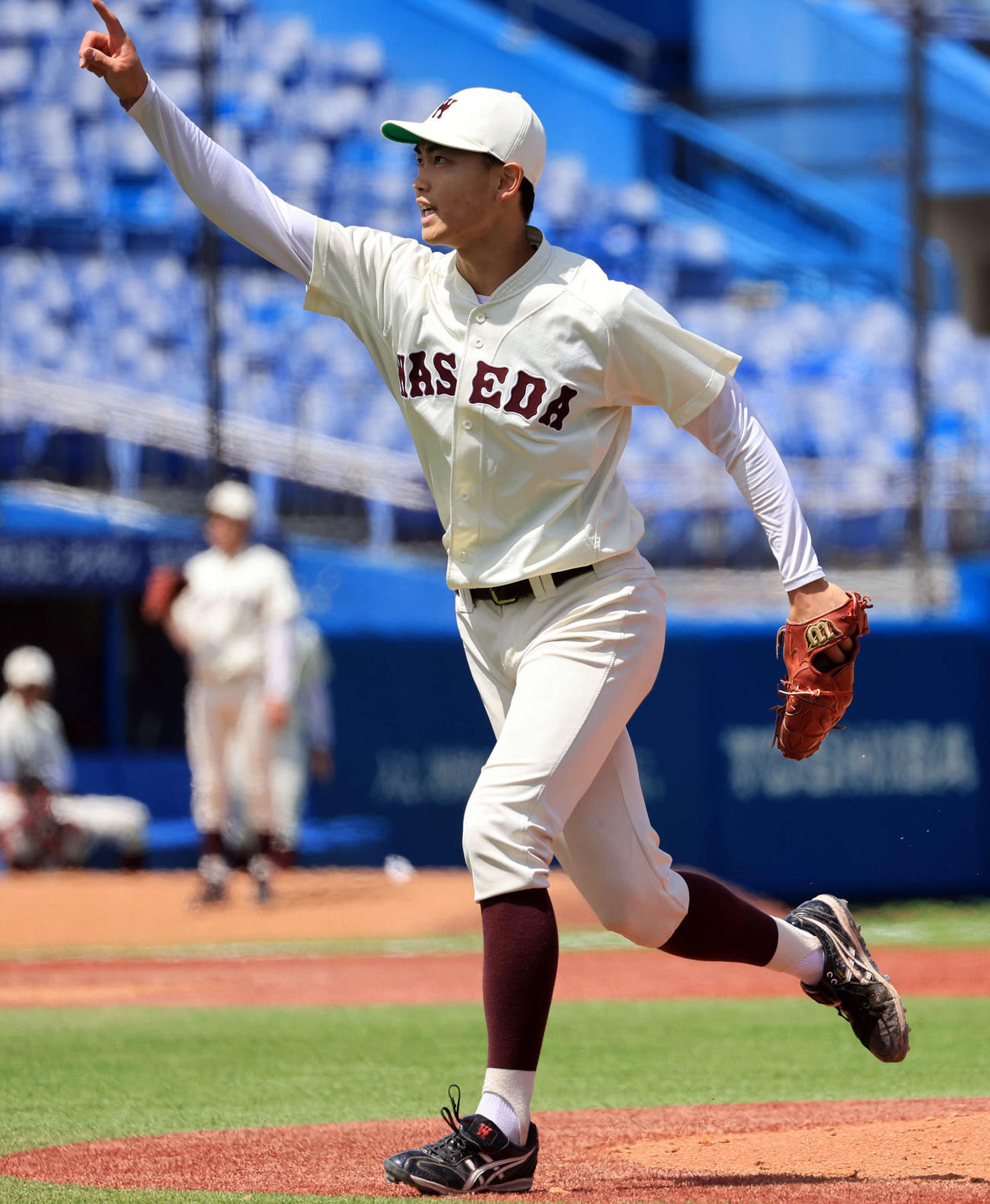 早大対東大　6回裏東大無死一塁、青貝を捕邪飛に仕留めた鹿田は打球を指さす（撮影・浅見桂子）