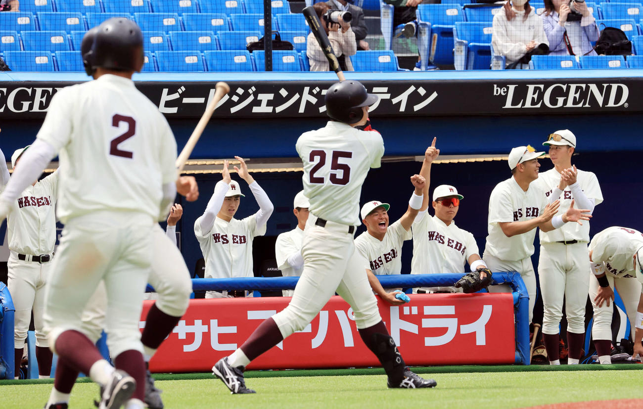 早大対東大　7回表早大1死一、二塁、尾瀬が右適時打を放ち、拍手で喜ぶ鹿田（中央）ら早大ベンチ（撮影・浅見桂子）