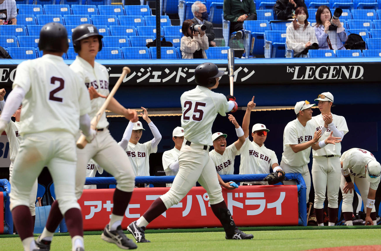 早大対東大　7回表早大1死一、二塁、尾瀬が右適時打を放ち、拍手で喜ぶ鹿田（中央）ら早大ベンチ（撮影・浅見桂子）