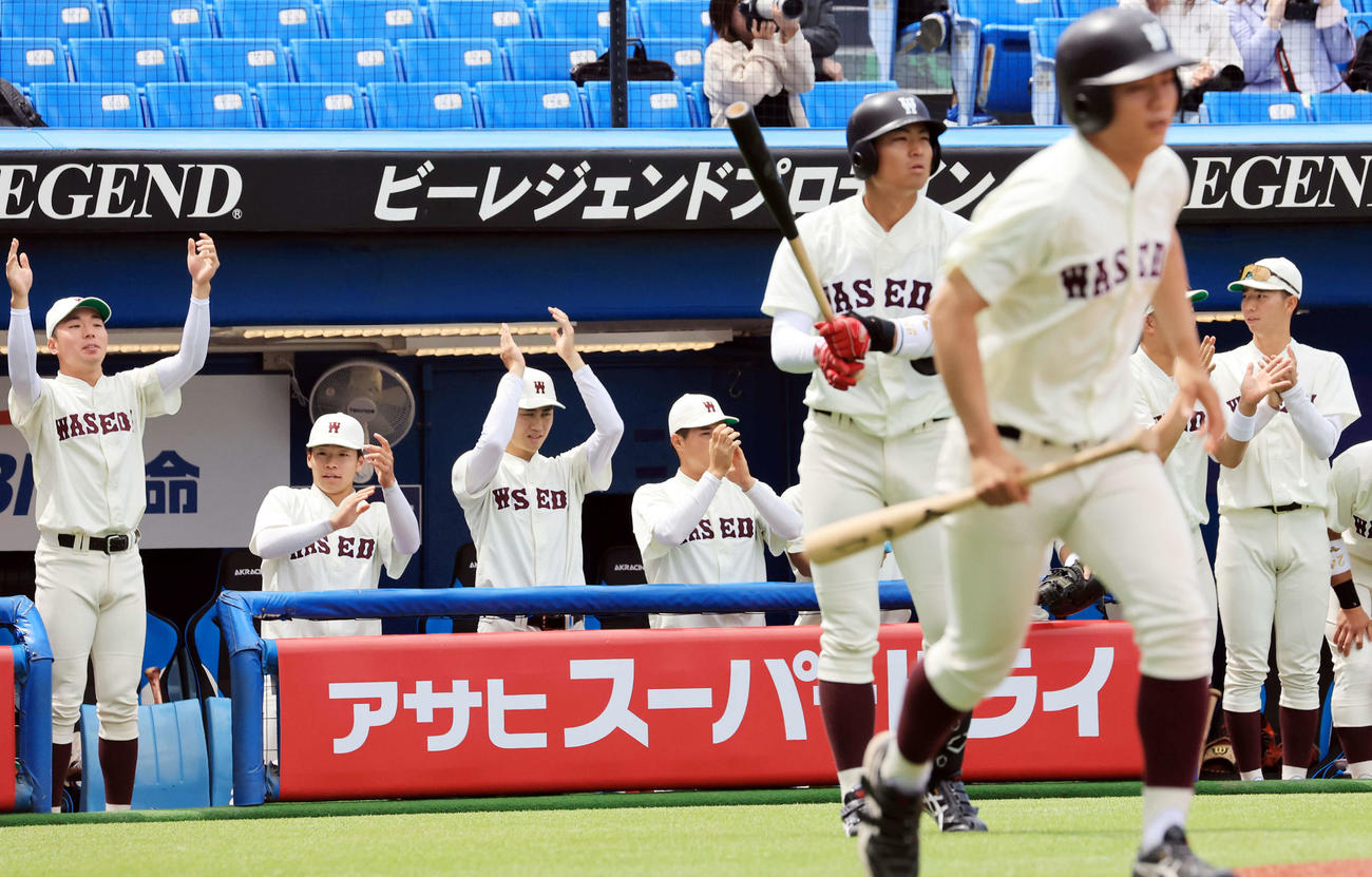 早大対東大　7回表早大1死一、二塁、尾瀬が右適時打を放ち、拍手で喜ぶ鹿田（中央）ら早大ベンチ（撮影・浅見桂子）