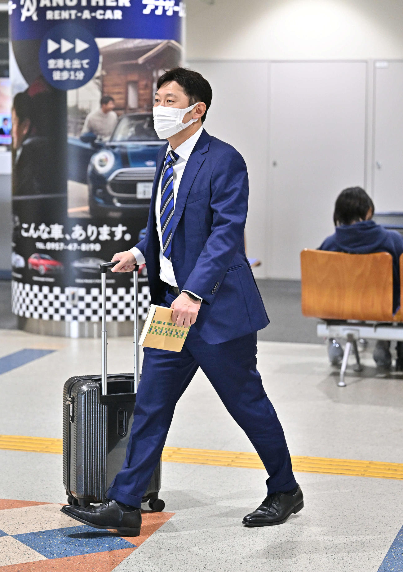 長崎空港に到着した巨人村田ブルペンコーチ（撮影・滝沢徹郎）