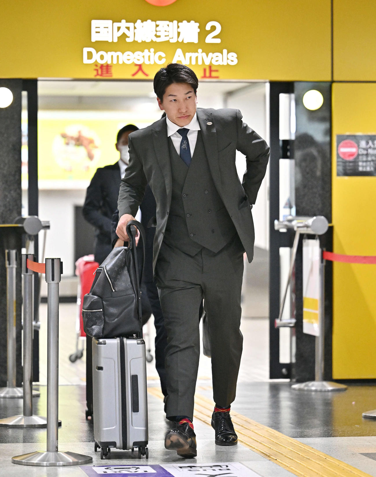 長崎空港に到着した巨人大勢（撮影・滝沢徹郎）