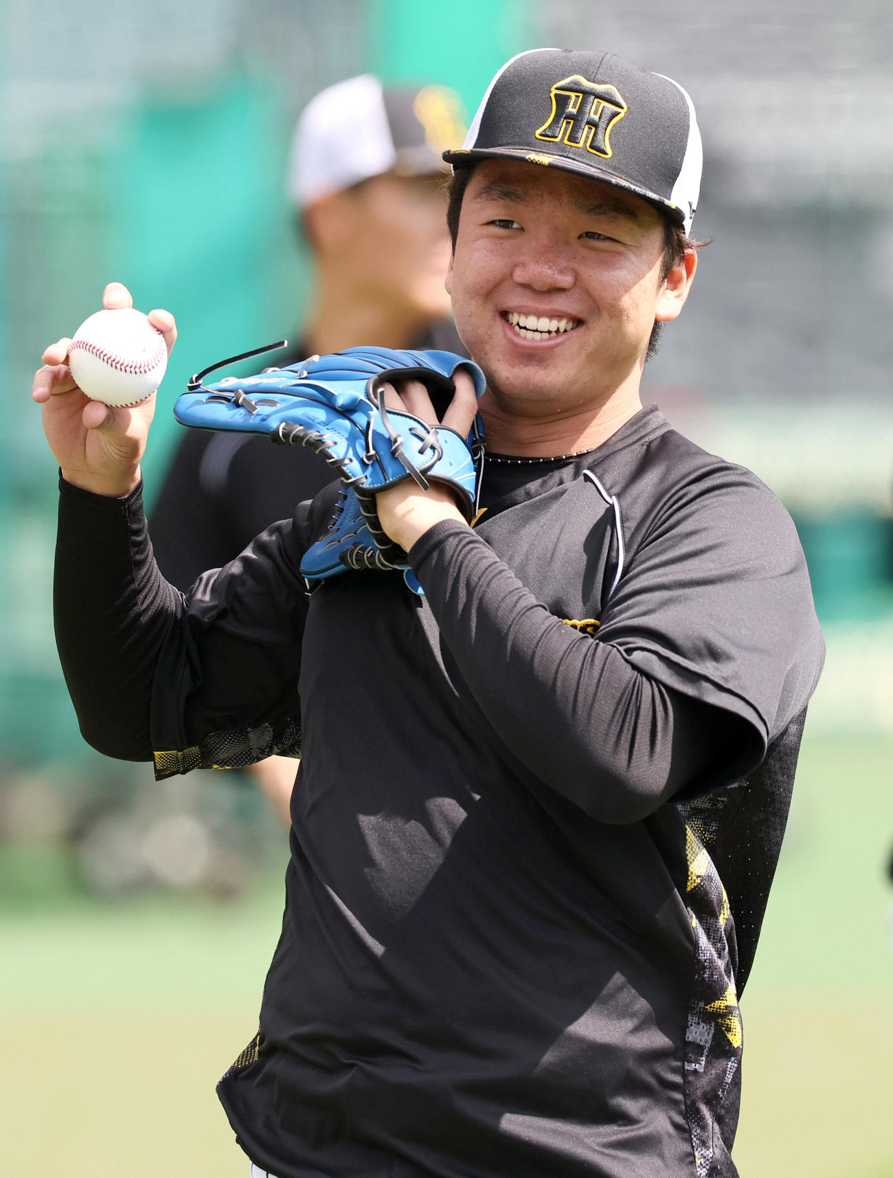 笑顔でキャッチボールする阪神村上（撮影・上山淳一）