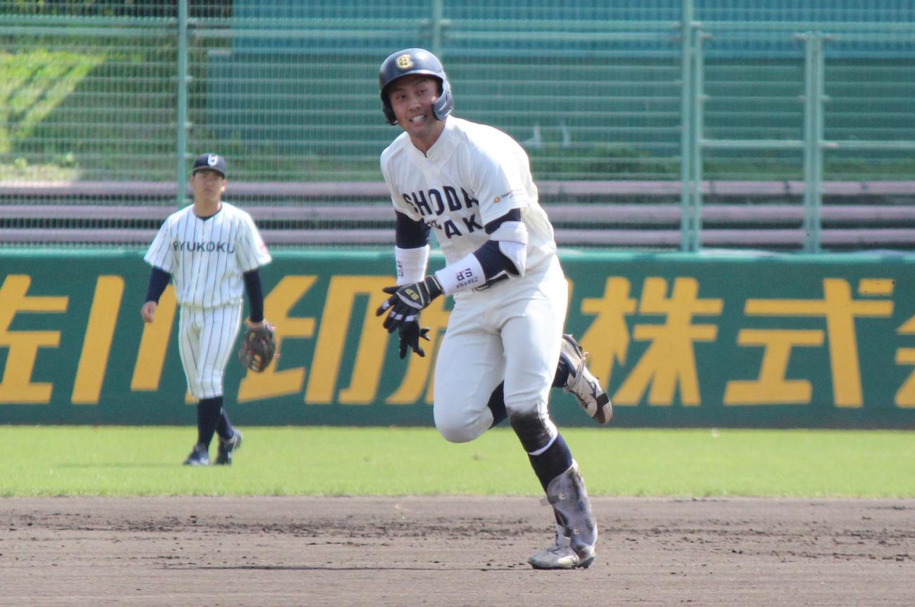 龍谷大戦の初回、2点二塁打を放った大商大・畑中（撮影・柏原誠）