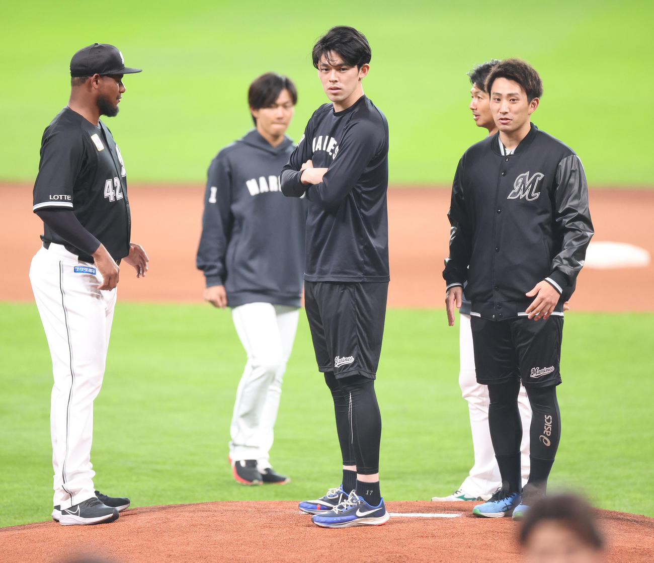 エスコンフィールド北海道のマウンドを確認する左からロッテ・メルセデス、佐々木朗、小島（撮影・佐藤翔太）