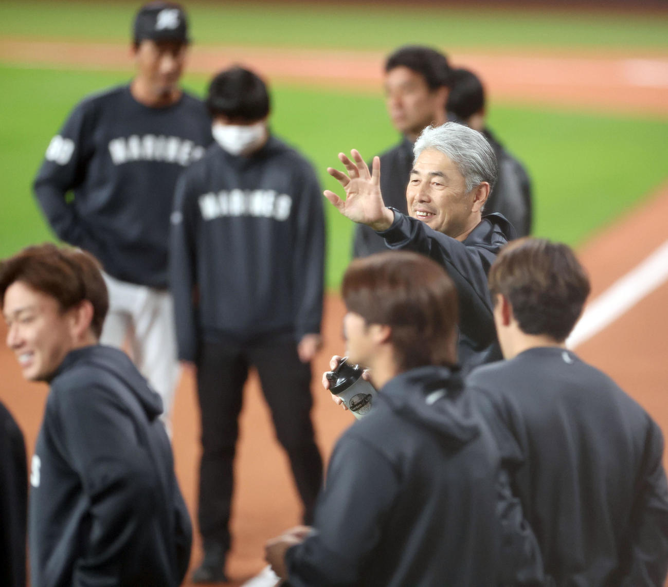 笑顔を見せるロッテ吉井監督（撮影・佐藤翔太）