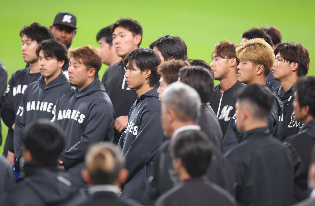 真剣な表情でミーティングするロッテナイン（撮影・佐藤翔太）