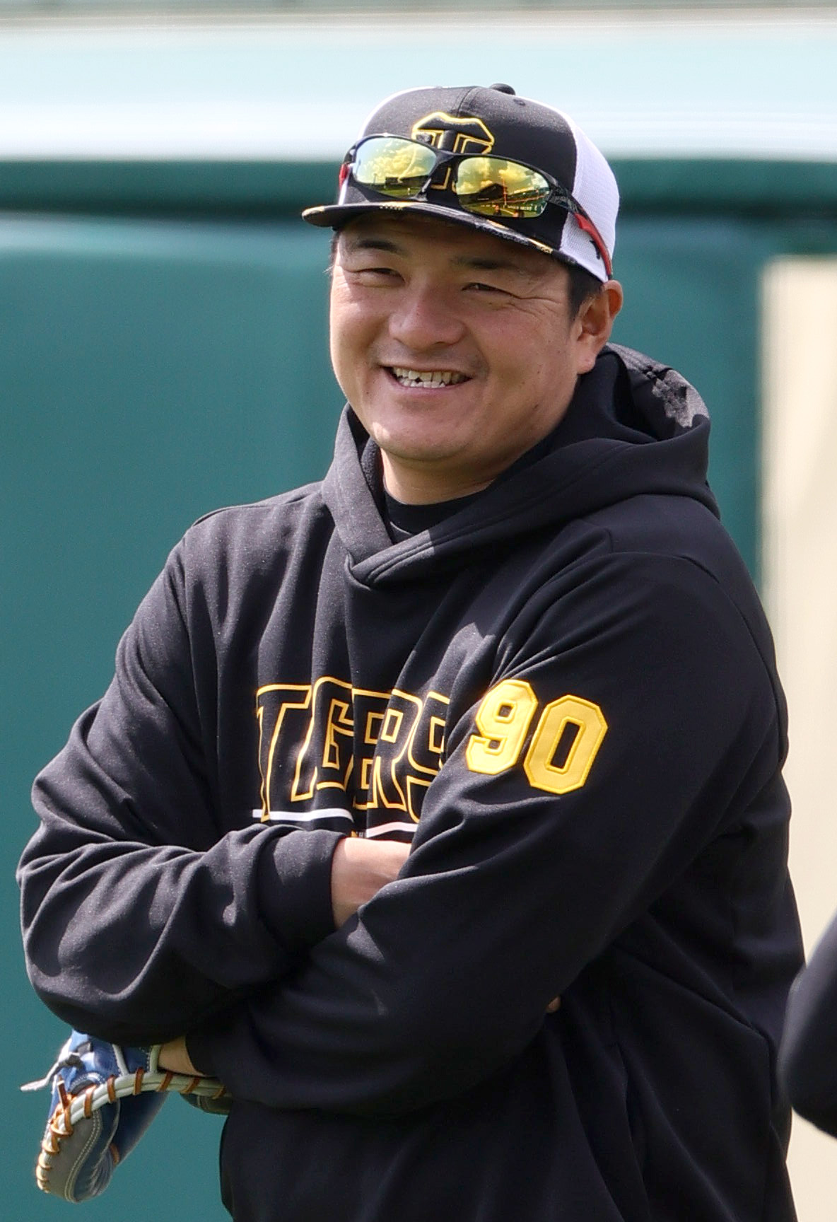 投手指名練習で笑顔を見せる阪神久保田投手コーチ（撮影・上山淳一）